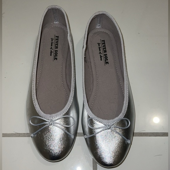 Fever Sole Shoes Silver Metallic Flats with Mini Bow Never Worn Size 7.5 women’s - Picture 2 of 5